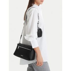 Torebka Lasocki. Czarne listonoszki damskie Lasocki, bez wzorów, bez dodatków. Za 189.99 zł.