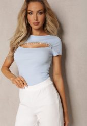 Jasnoniebieska Bluzka z Bawełny Prążkowana Ozdobiona Cyrkoniami na Wycięciu przy Dekolcie Evandria. Niebieskie bluzki damskie Renee, bez wzorów, z bawełny, bez kołnierzyka, bez ramiączek. Za 49.99 zł.