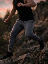 Spodnie tapered fit - szary. Szare spodnie materiałowe męskie Sinsay, bez wzorów. Za 59.99 zł.