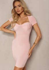 Różowa Sukienka Bodycon z Usztywnionym Serduszkowym Dekoltem Asinela. Czerwone sukienki damskie Renee, na co dzień, bez wzorów, z jeansu, klasyczne, bez kołnierzyka, bez ramiączek, mini, bodycon. W wyprzedaży za 69.99 zł.