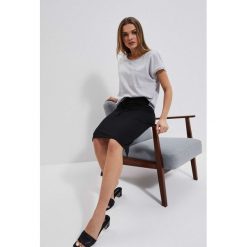 Spódnica z dresowej dzianiny czarna. Czarne spódniczki damskie MOODO, xs, bez wzorów, z bawełny, ołówkowe. W wyprzedaży za 13.99 zł.