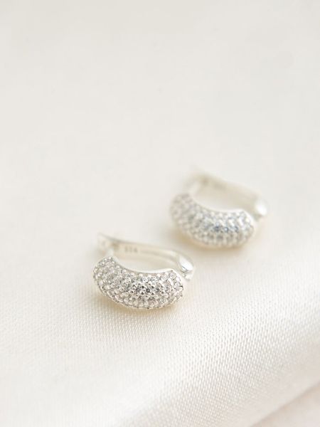 Lodie Silver Srebrne kolczyki z cyrkoniami rozmiar: onesize. Szare kolczyki damskie Lodie Silver, z cyrkonią, srebrne, z zapięciem typu bigiel. Za 78.45 zł.