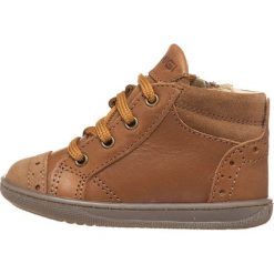 Skórzane buty w kolorze jasnobrązowym do nauki chodzenia. Brązowe buciki dla niemowląt Primigi, bez zapięcia. W wyprzedaży za 145.95 zł.
