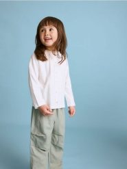 Bawełniana koszulka z guzikami - złamana biel. Koszulki dziewczęce Reserved, m, bez wzorów, z bawełny, bez ramiączek. W wyprzedaży za 17.99 zł.