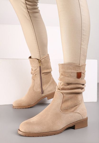 Ciemnobeżowe Botki z Marszczoną Cholewką do Połowy Łydki Helladina. Brązowe botki damskie Born2be, z dzianiny, eleganckie, bez obcasa, na płaskiej podeszwie, bez zapięcia. Za 109.99 zł.