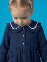 Bawełniana sukienka babydoll z ozdobnym kołnierzykiem - granatowy. Niebieskie sukienki dziewczęce Sinsay, bez wzorów, z bawełny, bez ramiączek. Za 29.99 zł.