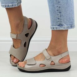 Szare skórzane sandały damskie T.Sokolski 158. Szare sandały damskie Sokolski, bez wzorów, ze skóry, bez obcasa, na koturnie. Za 239.00 zł.