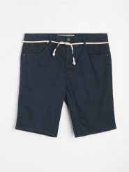 Bawełniane szorty jeansowe - granatowy. Niebieskie szorty męskie Sinsay, z bawełny, bez kołnierzyka. Za 49.99 zł.