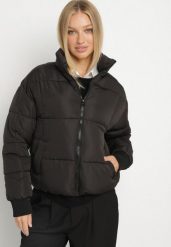 Czarna Pikowana Kurtka Puffer o Prostym Kroju ze Ściągaczami przy Rękawach Suzzana. Czarne kurtki damskie Born2be, l, bez wzorów, z jeansu, bez kaptura. Za 129.99 zł.