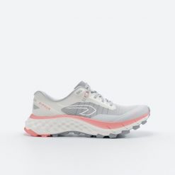 Buty do biegania w terenie damskie Kiprun MT Cushion 2. Białe obuwie do biegania damskie KIPRUN. Za 449.99 zł.