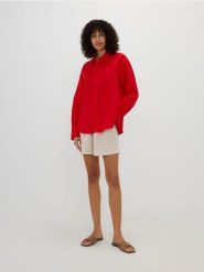 Szorty z kontrastową lamówką - kremowy. Białe szorty damskie Reserved, bez wzorów, z tkaniny. W wyprzedaży za 59.99 zł.