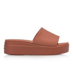 Klapki Dla Dorosłych Crocs Brooklyn Slide. Brązowe klapki damskie Crocs, bez wzorów, z materiału, bez obcasa. Za 181.99 zł.