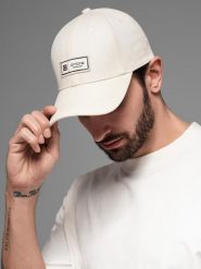 Czapka męska bejsbolówka z daszkiem i patchem – kremowa V4 OM-ACCS-0103 - uniwersalny. Białe czapki męskie Ombre Clothing, z aplikacjami, z bawełny. W wyprzedaży za 39.99 zł.