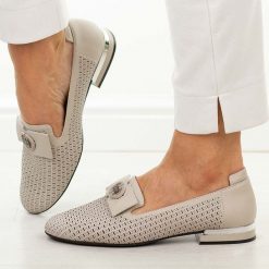 Beżowe ażurowe skórzane półbuty damskie Cambell 35304. Brązowe półbuty damskie Cambell, w ażurowe wzory, z materiału, eleganckie, z okrągłym noskiem, bez obcasa, na obcasie. Za 229.00 zł.