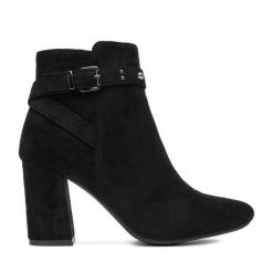 Botki DeeZee. Czarne botki damskie DeeZee, bez obcasa, na słupku, bez zapięcia. Za 189.99 zł.