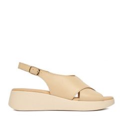 Sandały Lasocki. Brązowe sandały damskie Lasocki, bez wzorów, bez obcasa, na koturnie. Za 169.99 zł.