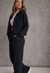 Granatowy Prążkowany Komplet Dresowy Spodnie o Szerokim Kroju i Bluza z Kapturem Rerih. Niebieskie bluzy z kapturem damskie Renee, l, z dresówki. Za 169.99 zł.
