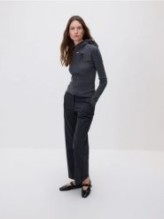 Sweter z asymetrycznym wiązaniem - ciemnoszary. Szare swetry klasyczne damskie Reserved, l, z wełny, z asymetrycznym kołnierzem. W wyprzedaży za 79.99 zł.