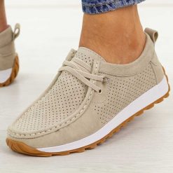 Beżowe skórzane mokasyny damskie Jezzi 9772. Brązowe mokasyny damskie Jezzi, z jeansu. Za 239.00 zł.