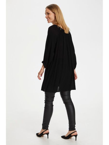 Kaffe Tunika Amber 501030 Czarny Relaxed Fit. Czarne tuniki damskie Kaffe, bez wzorów, z wiskozy, bez kołnierzyka, bez ramiączek. Za 69.99 zł.