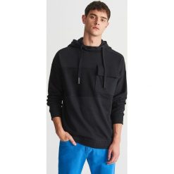 Bluza z kieszenią - Czarny. Czarne bluzy bez kaptura męskie Reserved, l. W wyprzedaży za 29.99 zł.