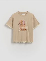 T-shirt z nadrukiem - warm olive. Zielone koszulki dziewczęce Reserved, bez wzorów, z bawełny, bez ramiączek. Za 39.99 zł.