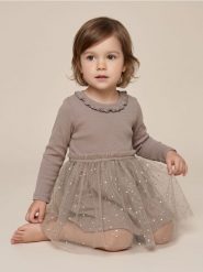 Bawełniana sukienka z tiulem i falbanami - brązowy. Brązowe sukienki dziewczęce Sinsay, bez wzorów, z bawełny, bez ramiączek. Za 25.99 zł.