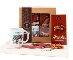 Zestaw prezentowy dla fana traktorów (Zawartość paczki: koszulka, torba, kubek, słodycze; Rozmiar koszulki / bluzy: M (damska); Kolor koszulki / bluzy. T-shirty damskie nikiniki, bez wzorów, z bawełny, z nadrukiem, bez dodatków. Za 179.00 zł.