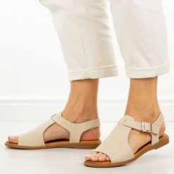 Beżowe skórzane płaskie sandały damskie Cambell 19391. Brązowe sandały damskie Cambell, bez wzorów, z jeansu, bez obcasa, na płaskiej podeszwie. Za 219.00 zł.