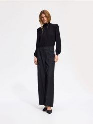 Eleganckie spodnie w kant - czarny. Czarne spodnie materiałowe damskie Reserved, bez wzorów, z tkaniny, eleganckie. Za 179.99 zł.