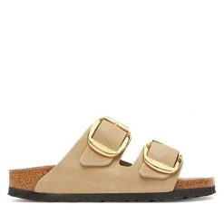 Klapki Birkenstock. Brązowe klapki damskie Birkenstock, bez wzorów, bez obcasa. Za 539.99 zł.