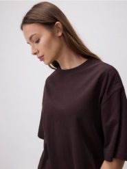 T-shirt oversize z merceryzowanej bawełny - ciemnobrązowy. Brązowe t-shirty damskie Reserved, l, bez wzorów, z bawełny, bez kołnierzyka. Za 119.99 zł.