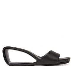 Klapki United Nude. Czarne klapki damskie United Nude, bez wzorów, bez obcasa. Za 919.99 zł.