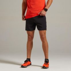 Spodenki do biegania męskie Kiprun Run 500 Comfort. Czarne szorty męskie KIPRUN, z materiału, bez kołnierzyka. Za 79.99 zł.