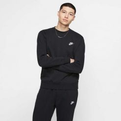 Bluza sportowa męska Nike Club Crew. Czarne bluzy bez kaptura męskie Nike, bez wzorów, sportowe, bez kołnierzyka, bez ramiączek. Za 262.99 zł.