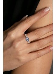 Lodie Silver Srebrny pierścionek z cyrkoniami rozmiar: onesize. Niebieskie pierścionki damskie Lodie Silver, z cyrkonią, srebrne. Za 56.99 zł.