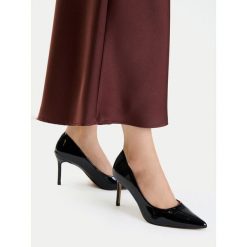 Szpilki JENNY. Czarne szpilki Jenny, bez wzorów, bez obcasa. Za 129.99 zł.
