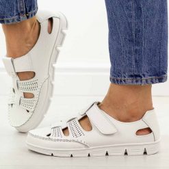 Białe przewiewne skórzane półbuty damskie Sergio Leone sp004. Białe półbuty damskie Sergio Leone, bez wzorów, z jeansu, klasyczne, z okrągłym noskiem, bez obcasa, na płaskiej podeszwie. Za 199.00 zł.