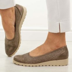 Brązowe półbuty damskie M.Daszyński 1628-25. Brązowe półbuty damskie M.Daszyński, bez wzorów, z jeansu, eleganckie, bez obcasa, na koturnie. Za 179.00 zł.