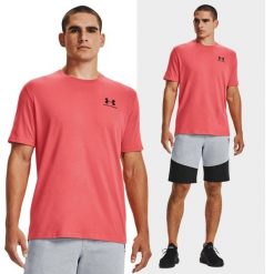 Koszulka fitness męska UNDER ARMOUR Sportstyle z krótkim rękawem. Czerwone t-shirty sportowe męskie Under Armour, l, bez ramiączek, na fitness i siłownię. W wyprzedaży za 105.70 zł.