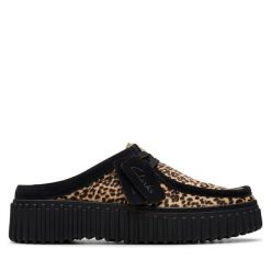 Klapki Clarks. Brązowe klapki damskie Clarks, bez wzorów, bez obcasa. Za 349.99 zł.