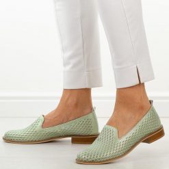 Zielone ażurowe skórzane Polskie półbuty damskie Deoni d043. Zielone półbuty damskie Deoni, w ażurowe wzory, ze skóry, klasyczne, bez obcasa, na płaskiej podeszwie. W wyprzedaży za 386.10 zł.