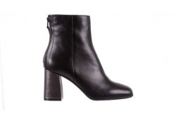 Botki Bayla-174 MG0121 Czarne Lico, Skóra naturalna - 40. Czarne botki damskie Bayla, na jesień, ze skóry, eleganckie, bez obcasa, bez zapięcia. W wyprzedaży za 134.10 zł.