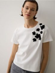T-shirt z aplikacją - wielobarwny. T-shirty damskie Reserved, l, z aplikacjami, z bawełny, bez kołnierzyka. W wyprzedaży za 59.99 zł.