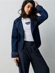 Bawełniana koszulka z naszywką - biały. Białe t-shirty damskie Sinsay, l, z aplikacjami, z bawełny, bez kołnierzyka. Za 19.99 zł.