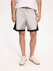 Szorty comfort fit - czarny. Czarne szorty męskie Reserved, z dzianiny, bez kołnierzyka. Za 99.99 zł.