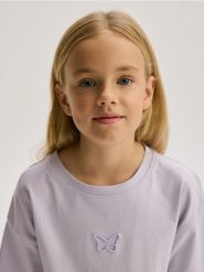 Bawełniany T-shirt z haftem - lawendowy. Fioletowe koszulki dziewczęce Reserved, bez wzorów, z bawełny, bez ramiączek. W wyprzedaży za 29.99 zł.