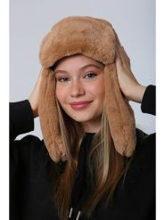 Lucky Bees Czapka w kolorze karmelowym rozmiar: onesize. Brązowe czapki zimowe damskie Lucky Bees, z futra. Za 43.99 zł.