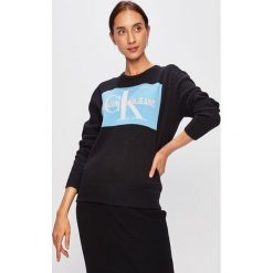 Calvin Klein Jeans - Sweter. Czarne swetry klasyczne damskie Calvin Klein Jeans, l, z dzianiny, bez kołnierzyka. W wyprzedaży za 239.90 zł.