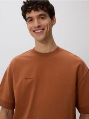 T-shirt boxy z nadrukiem - bordowy. Czerwone t-shirty męskie Reserved, l, bez wzorów, z bawełny, bez kołnierzyka. W wyprzedaży za 59.99 zł.